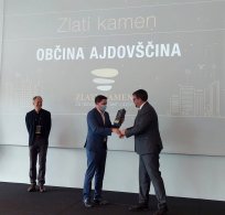 Nagrado Zlati kamen za najbolj prodorno slovensko občino je županu Tadeju Beočaninu izročil minister Boštjan Koritnik. 
